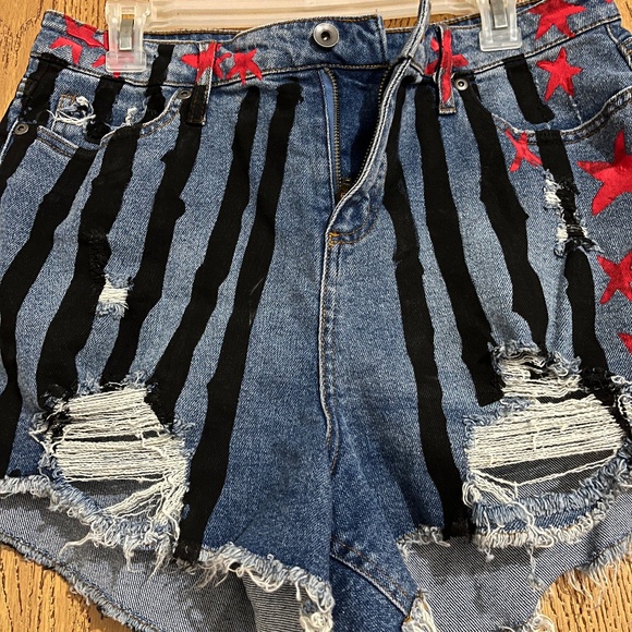 Birds of Prey Her Universe Juniors “American Flag” Painted Cut Out Shorts Sz-9 - Picture 2 of 6